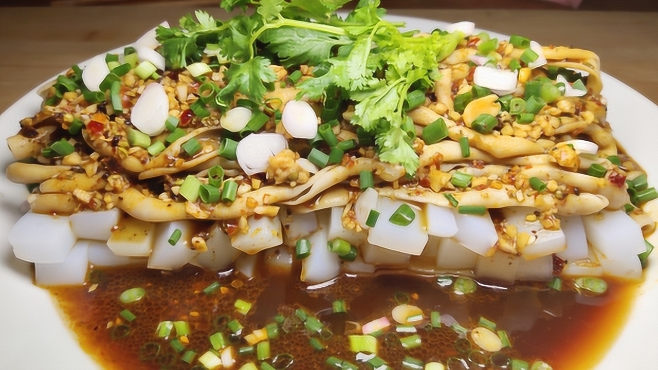 荤素搭配百吃不厌!这样做鹅肠凉粉,处理鹅肠很关键!