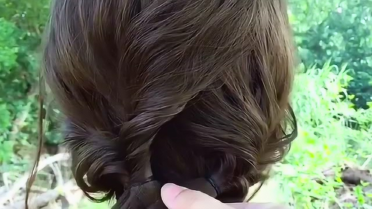 你们见过用树叶盘的发型吗?这也太好看了给你不一样的美