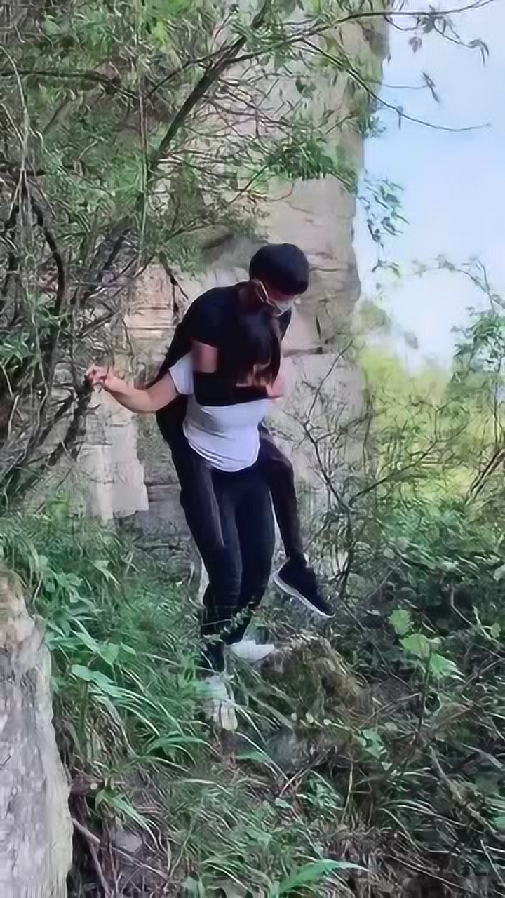 女子背着老公看风景,这样的感情你羡慕吗?我是羡慕了!