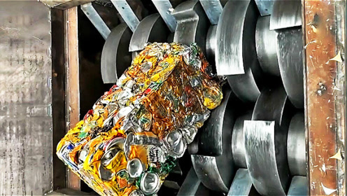 压缩后的易拉罐放进破碎机,看着可真是过瘾,我也想这样做