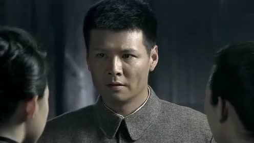 0:10:48苍狼:女特工发现队友秘传电报,不料她的身份不一般,当场揭穿时