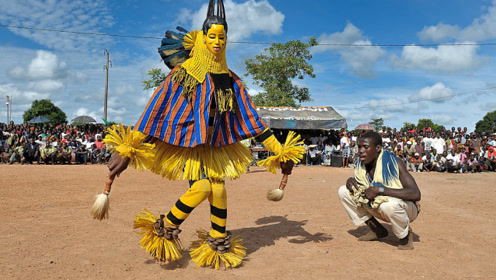 非洲原生态"烫脚舞":舞者们轮番上阵pk,跳得好会有人给赏钱!