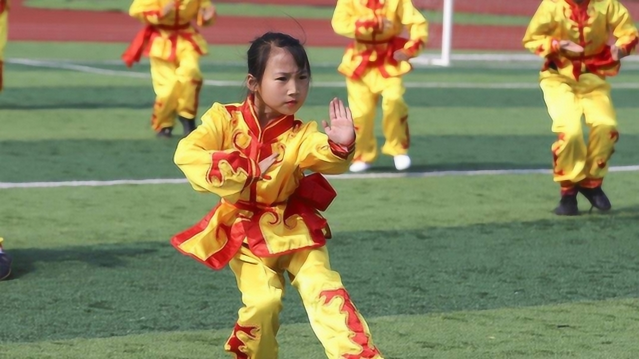 中国小女孩表演中国功夫惊呆外国人,在外网火了!