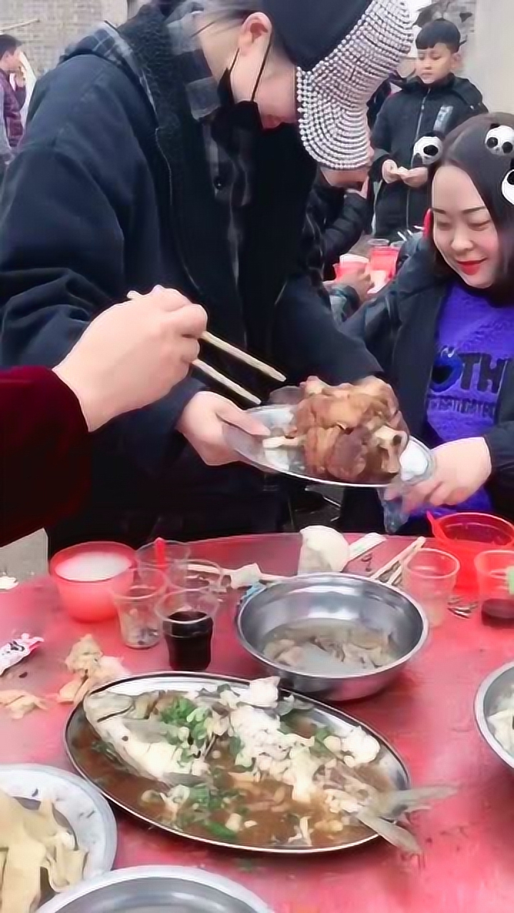 农村吃大席,打包菜正常,但是姑娘的做法还是第一次见