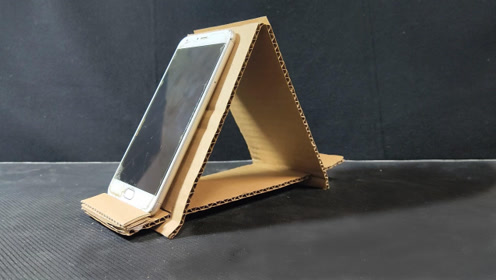 小伙秀绝活!解密废旧纸箱一分钟变身手机支架做法,结果能成功吗