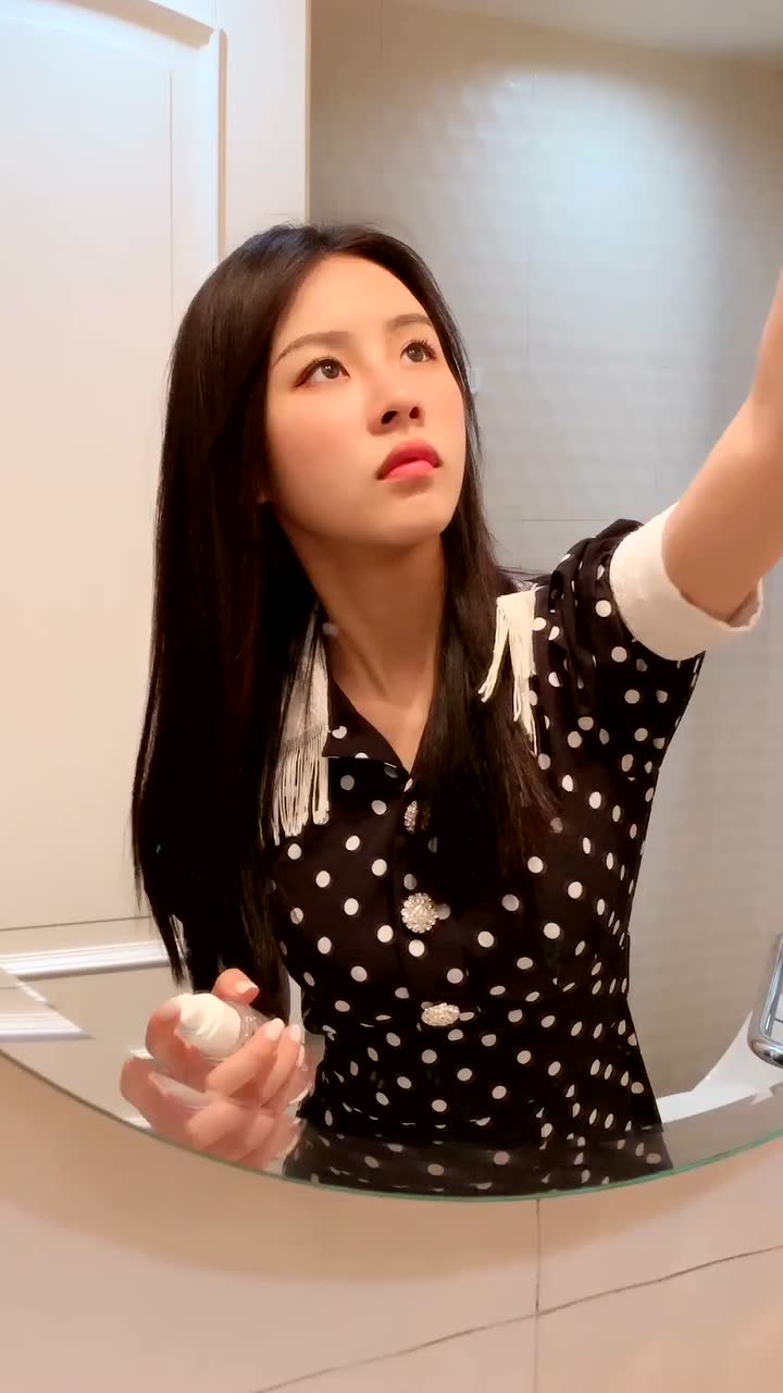 祝晓晗搞笑视频祝晓晗在家擦镜子镜子里的她变成了老丈人