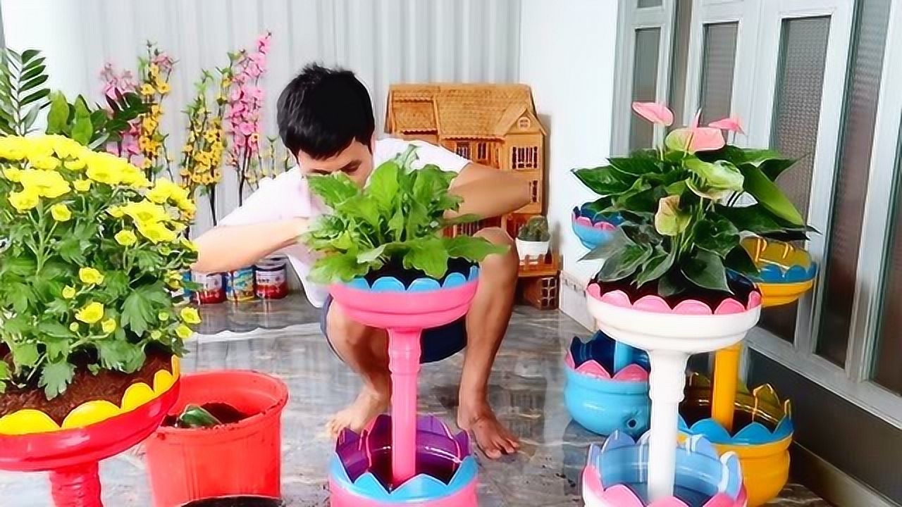 不要再花冤枉錢買花盆,用塑料水桶自制高腳花盆,簡單方便高顏值