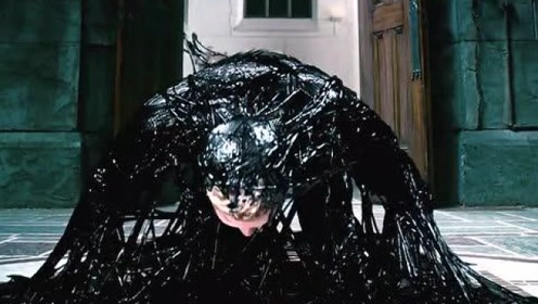 小伙被黑色液体附身,被附身的人无人能敌