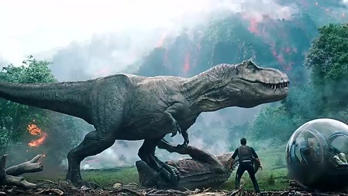 男子闯入恐龙岛遭到恐龙追杀,关键时刻霸王龙出现,男子却意外捡回