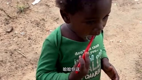 非洲小朋友举牌 腾讯视频