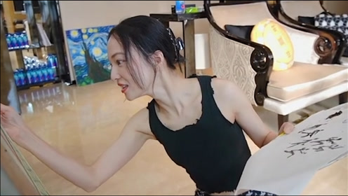 张韶涵画画才情满满,小蛮腰蝴蝶骨吸睛,罕见曝光身后豪宅细节