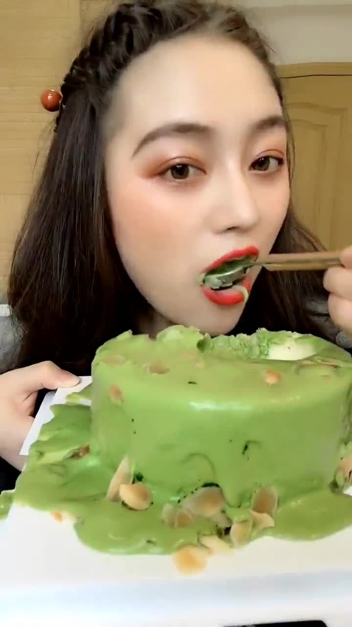 吃货小姐姐吃抹茶爆浆蛋糕,一口接一口,看起来超满足的模样