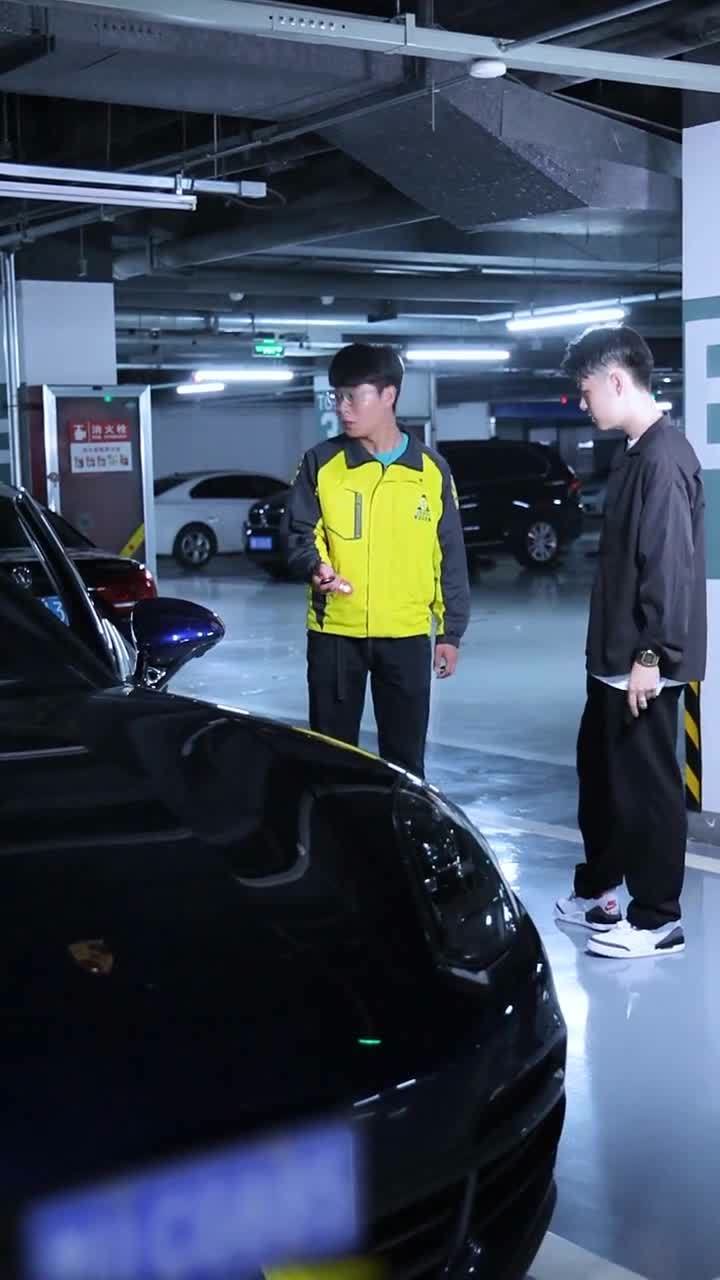 下次记住,借的车就别这么嚣张了!