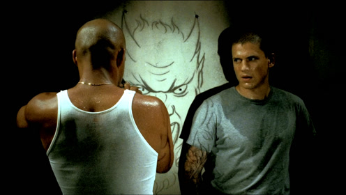 《越狱第一季8》普通的天使与恶魔纹身竟然隐藏着惊天的越狱