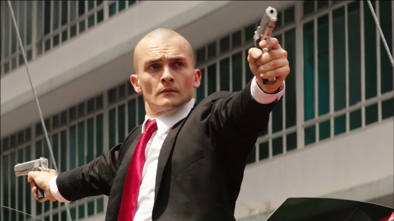 《杀手:47》虽然他冷酷无情,面对强悍的敌人,他依然选择穿上了西装