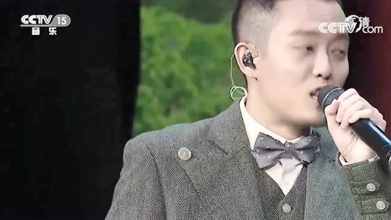 好妹妹乐队台上一首《归乡》民谣曲风,一首歌唱完,台下纷纷尖叫