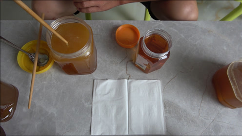 一瓶酒和纸巾分辨真假蜂蜜,小伙教你几招,假蜂蜜一试现原形