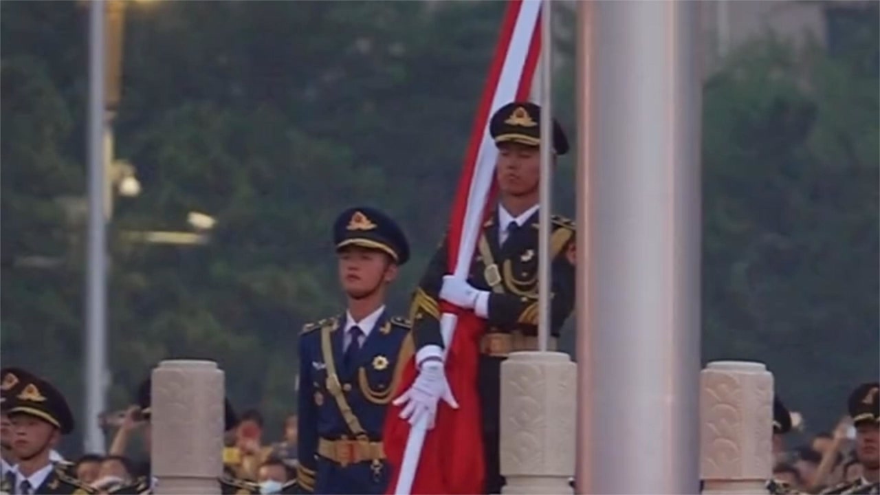擎旗手张自轩收国旗全过程,国旗和旗杆共重35斤,动作行云流水!