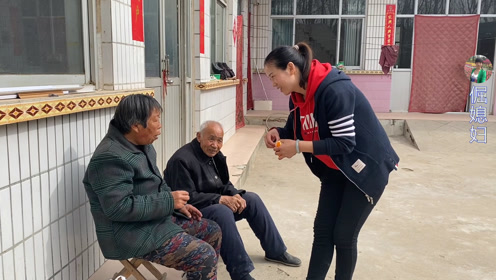 倔媳妇买各种新鲜水果回家亲手喂爷爷奶奶平凡的生活充满幸福