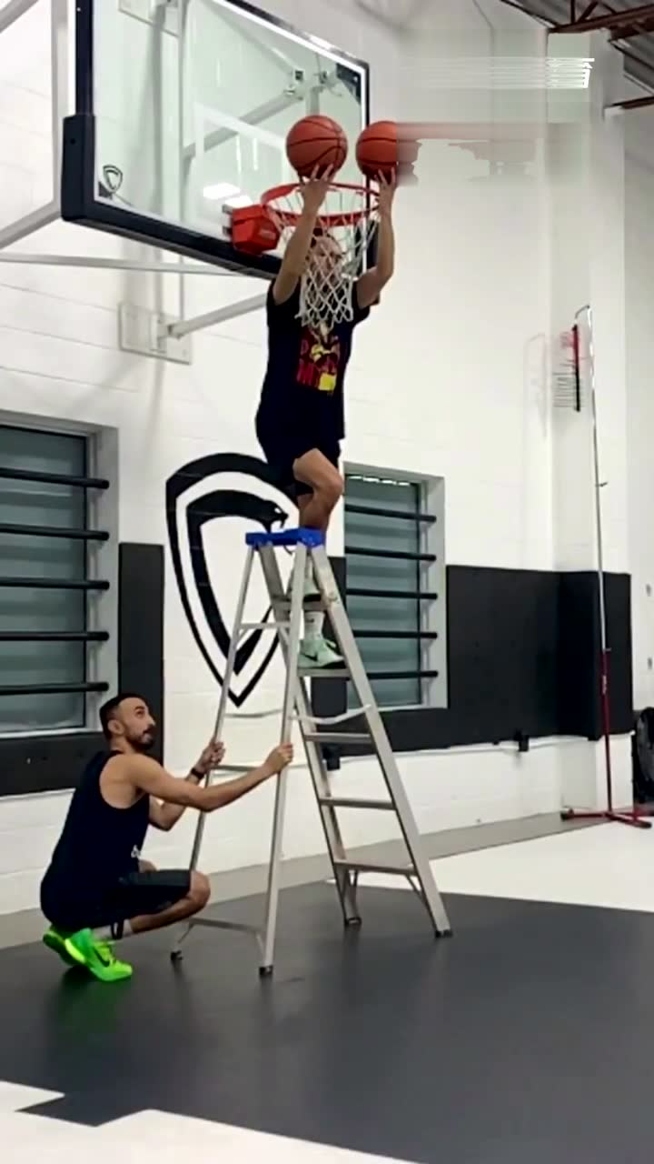 白乔丹一次扣俩篮球