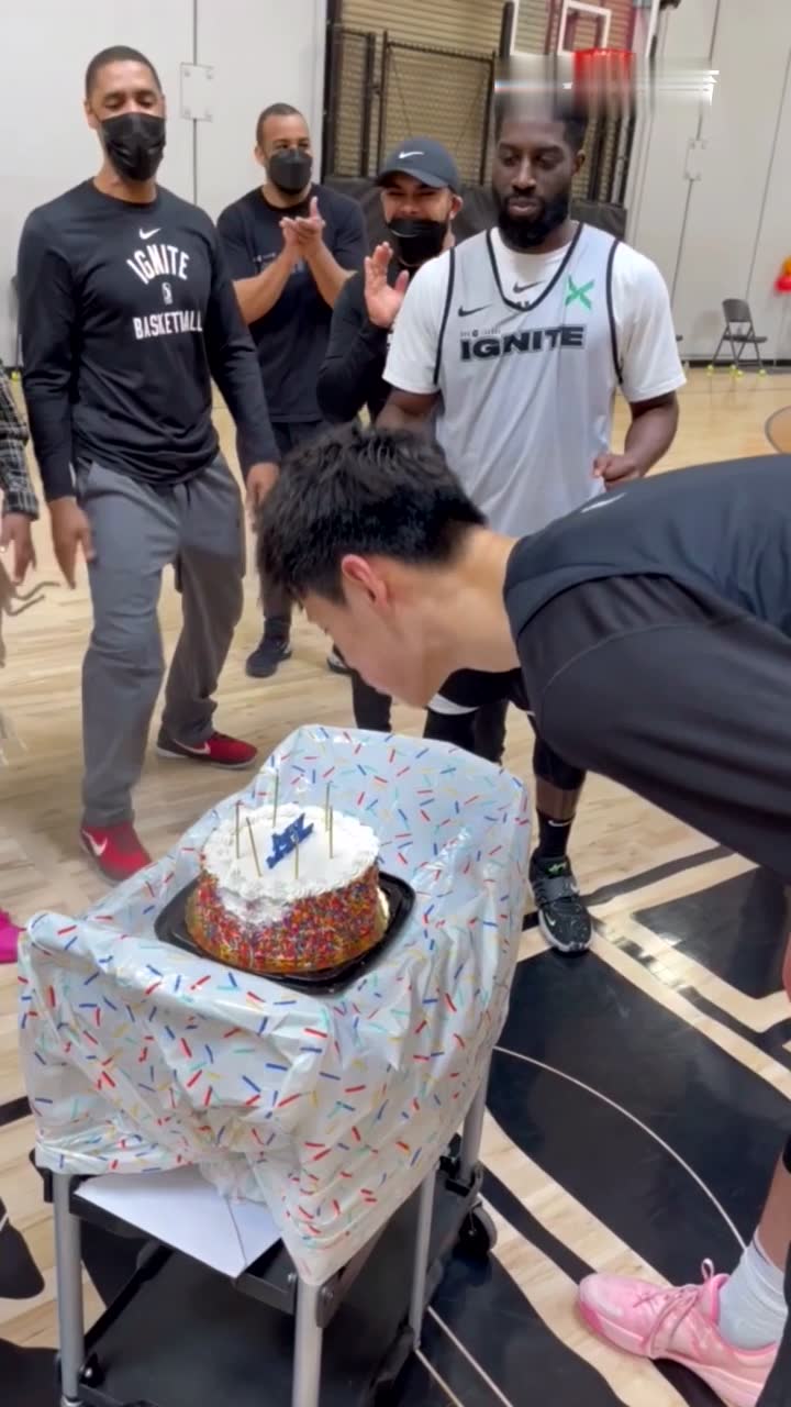 曾凡博生日蛋糕大乱斗