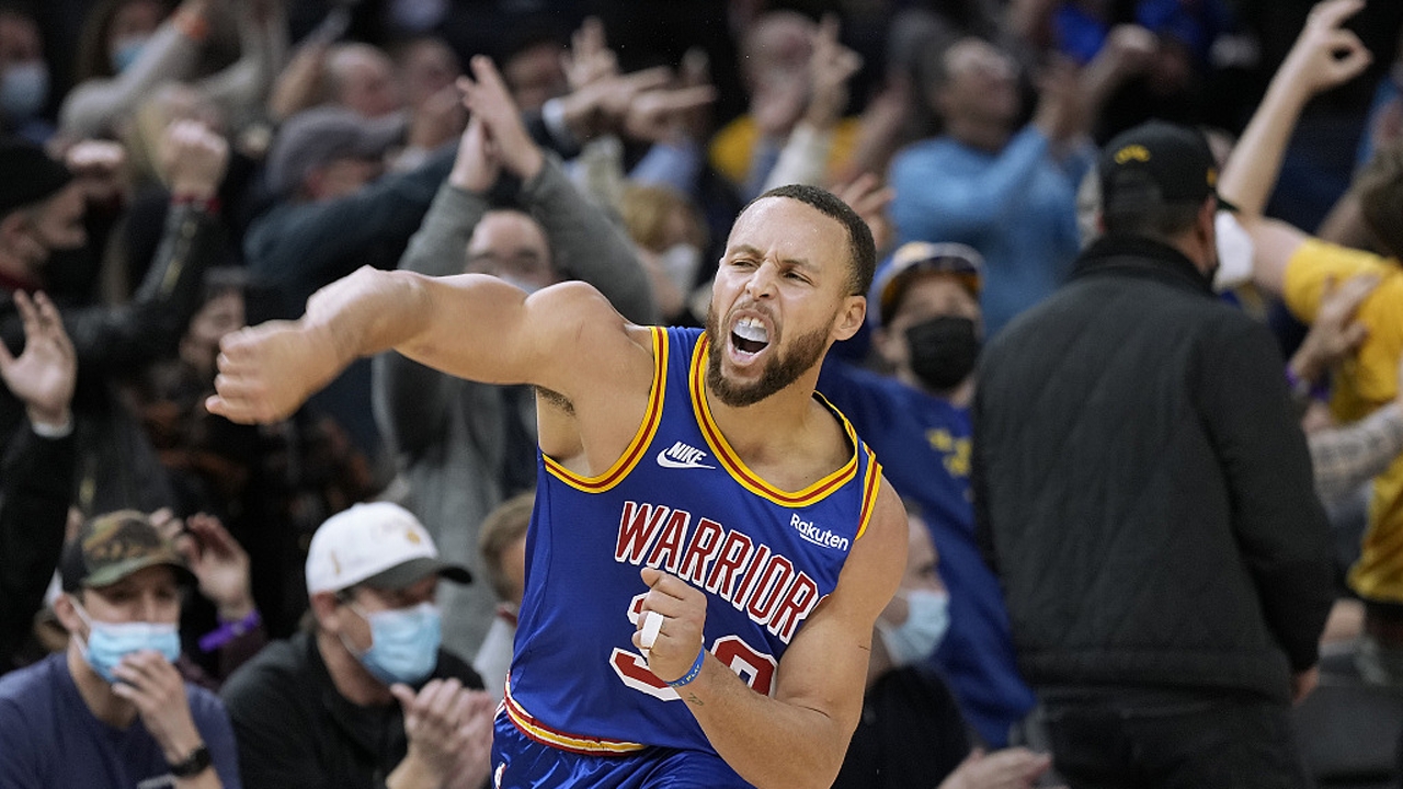 【原声】24日NBA十佳球 库里再献神奇三分克拉克森隔扣两人