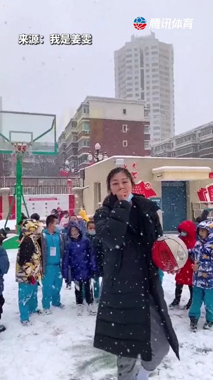 完美假动作！小朋友乖巧配合体育老师