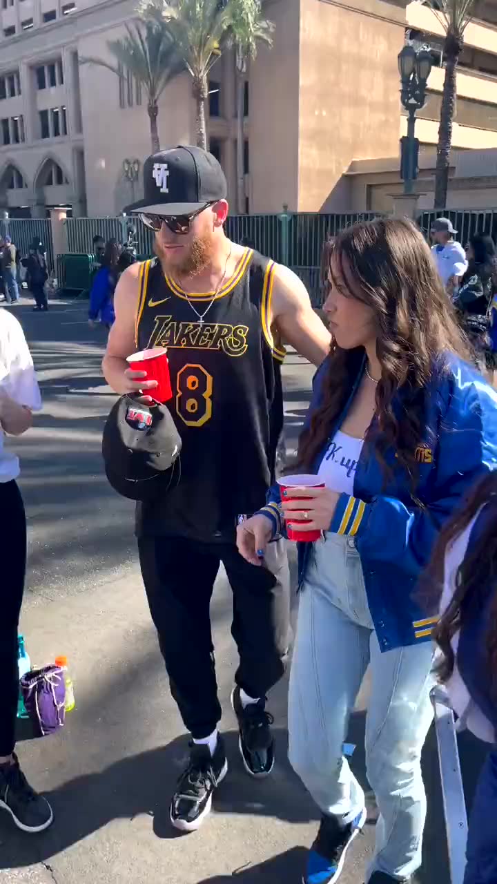 超级碗MVP库珀-卡普穿科比球衣参加庆祝仪式：我们在LA夺冠，科比就在其中！
