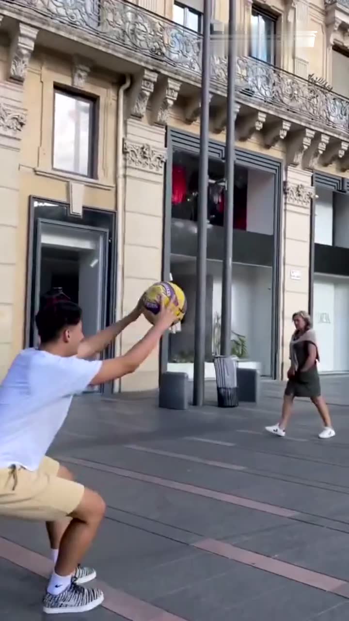 街头随机挑战投篮 最后简直不能太欢乐！