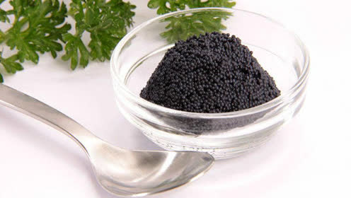 白金鱼子酱,白鲟鱼与22k黄金制成,一勺25万元