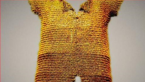 大妈带乾隆爷穿的金丝甲胄,专家称第一次见到,估出天价约2000万