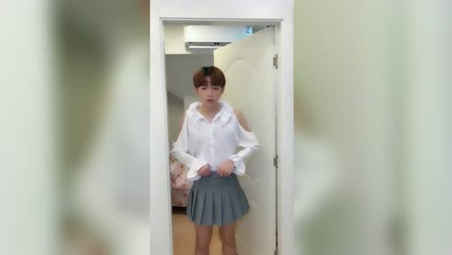 男生穿女生内衣上学_男生穿女生小背心上学