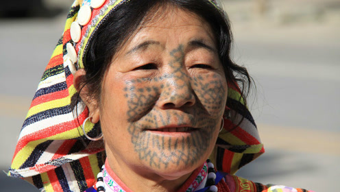 中国有一个神秘的民族,女性12岁就要纹面,目前仅存36名纹面女!