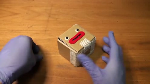 牛人自制了一个不能存钱的储钱箱,无聊的时候可以玩玩