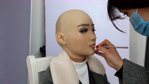 戴着人皮面具化妆,完成后瞬间变身漂亮小姐姐,让人不敢相信