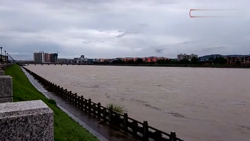 震惊!涪江绵阳段因持续降雨而水位暴涨,江水黄河般横跨整个城市