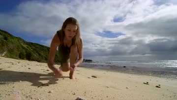 女科学家剪开一只死去海鸟的肚子，在它的胃里发现两百多片塑料