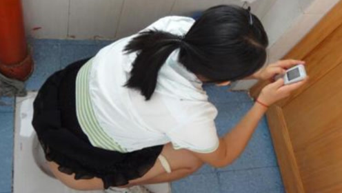 女生上"公共厕所"时注意了,看到有这种挂衣架,就立马报警!