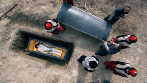 者:美丽的分级时 间:2020-12-05这么漂亮的小姐姐竟然被活活钉入棺材