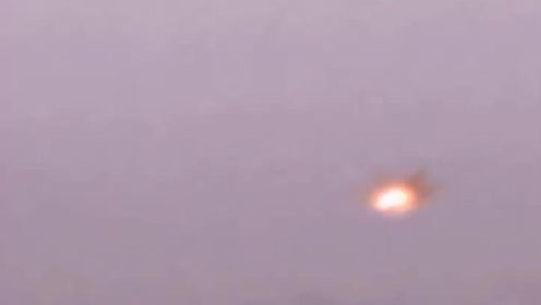 外国男子在大雨天拍下的UFO画面，看上去太真实了的图片