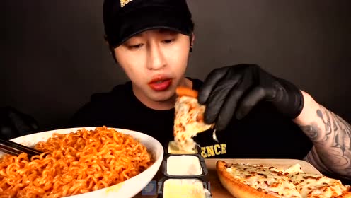韩国大胃王吃播视频:zach choi 火鸡面和小披萨