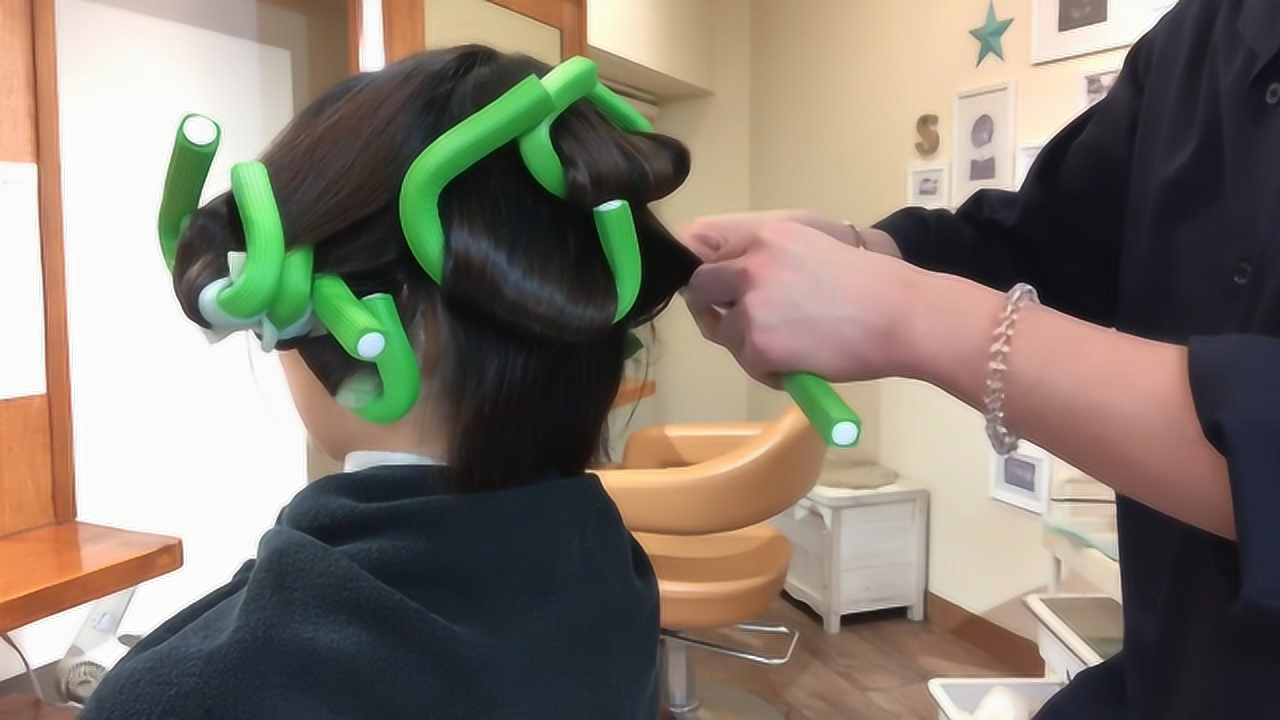 长发妹子想烫发怕老气,发型师直接剪短"海绵烫",显小气质真好