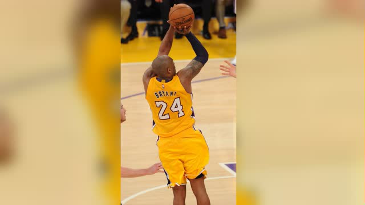 再次回味科比nba生涯令人惊艳的扣篮