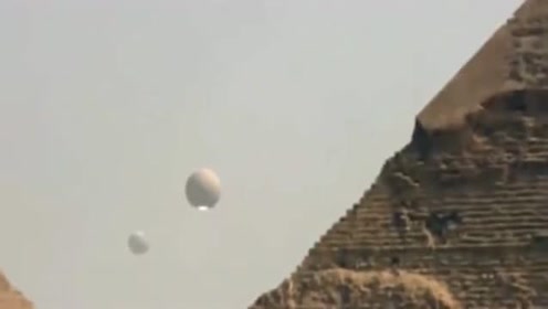 金字塔上方出现球状UFO，游客用高清摄像机拍下现场画面，外星人