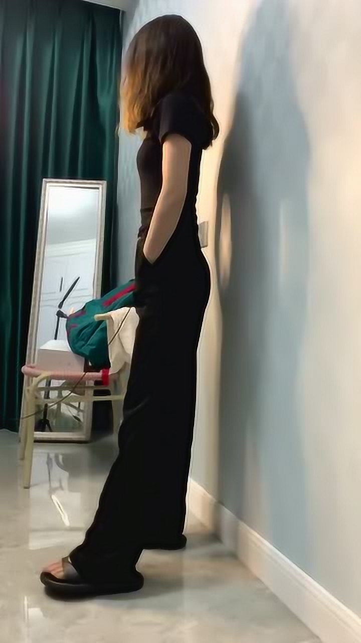 这哈婆娘一大清早不做饭吃,就在这里跳舞