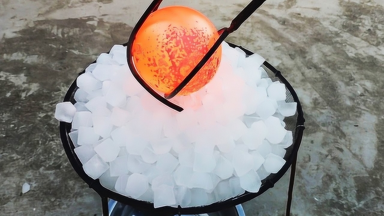 极冷和极热的对抗谁能赢得胜利,老外烧红硕大铁球,下一秒全程高能