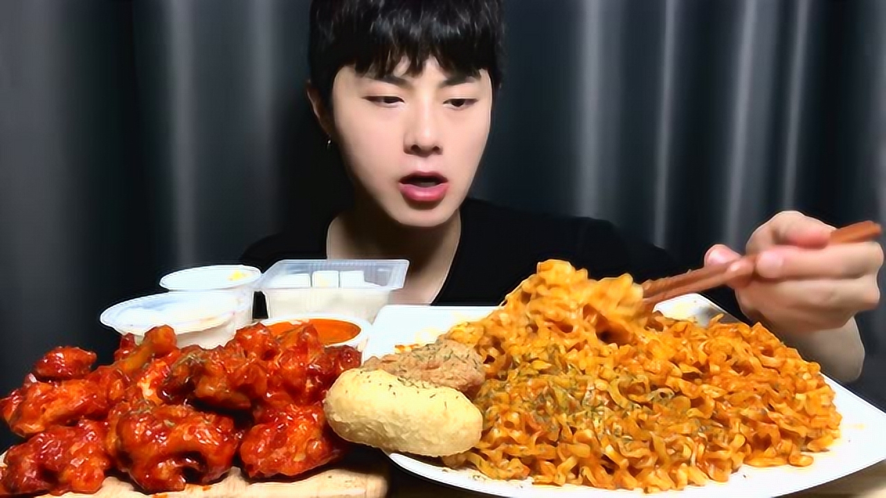 韩国吃播:小伙吃奶油火鸡面,香辣炸鸡,大口吃得太馋人了