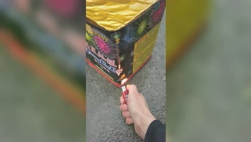 鞭炮烟花一起点燃,应该再带个开天雷,场面更壮观