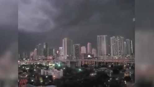城市上空乌云密布，摄像头拍下UFO高速飞行画面