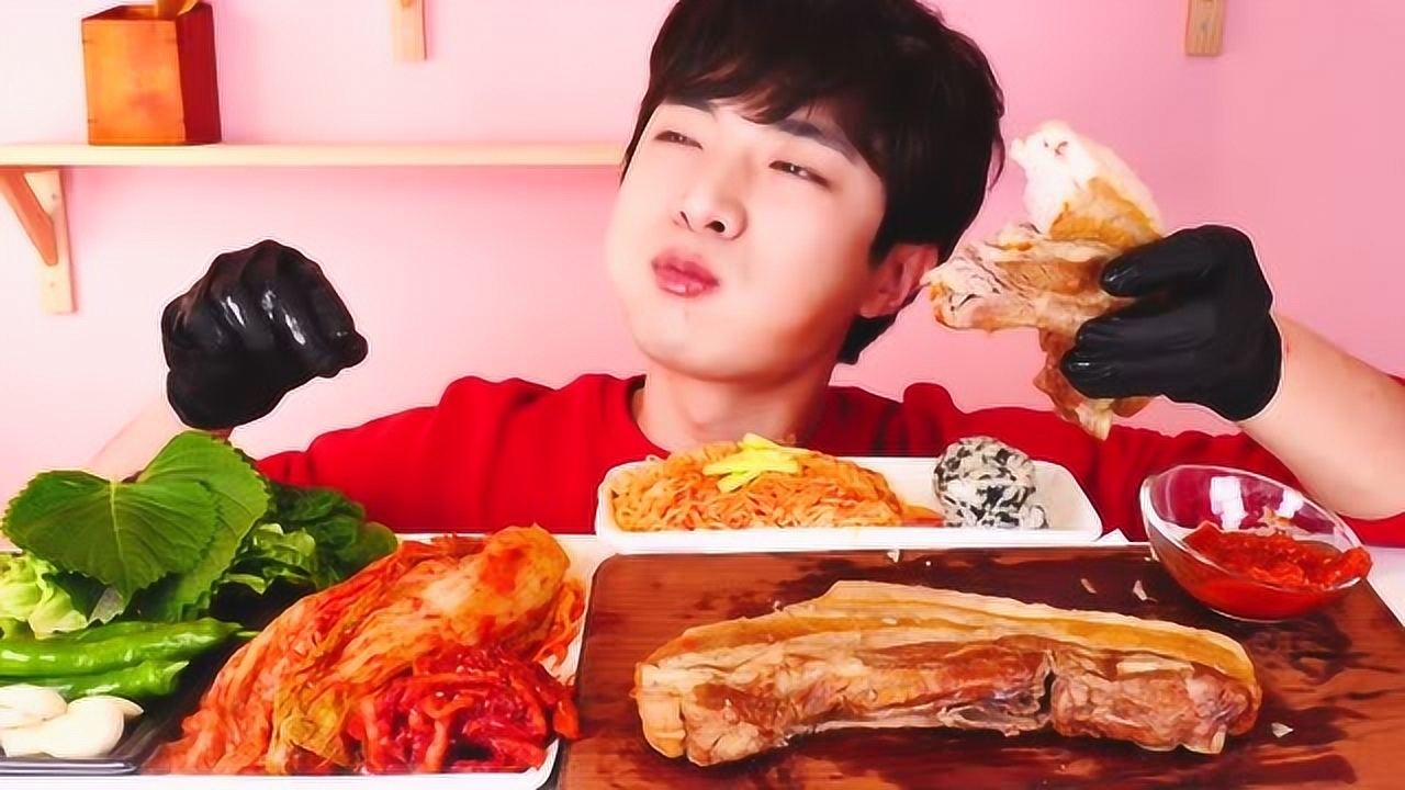 吃播:大口吃肉!小伙吃的超满足